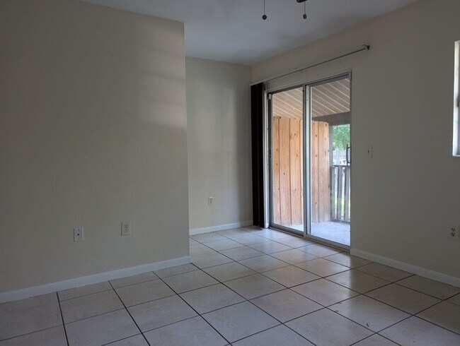 Building Photo - Tower Oaks 6934