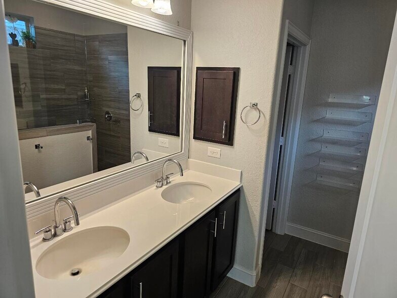 Building Photo - 9511 Bricewood Oak