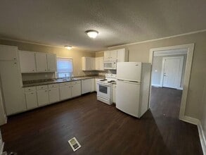 Building Photo - 3 bedroom 2 bath pet friendly house with f...
