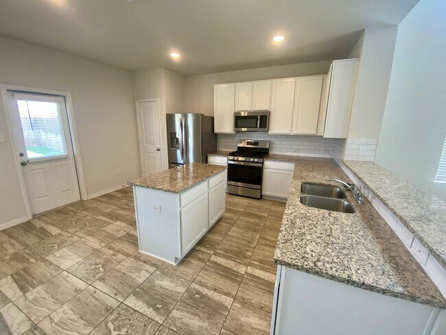 Building Photo - Spacious 4/2.5 beauty ~ Refrigerator/Washe...