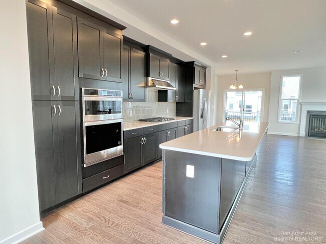 Building Photo - 2875 Rayfield Ave