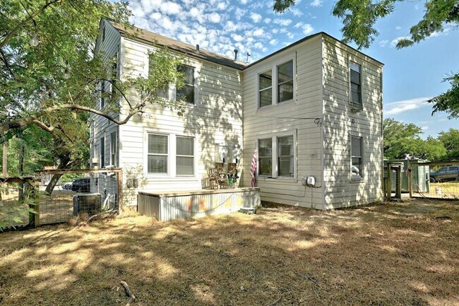 Building Photo - 2305 Longview St