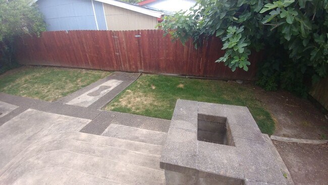 Building Photo - Centrally Located Custom Home each bedroom...