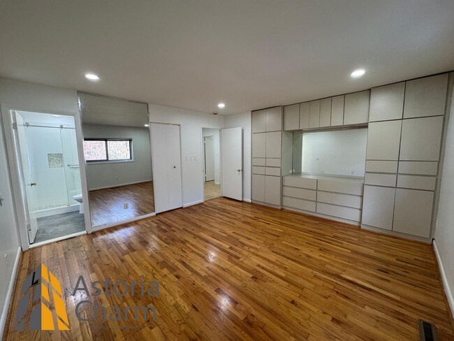 Building Photo - Spacious 5 Bedroom 3 Bath + Den Single Family Detached Home