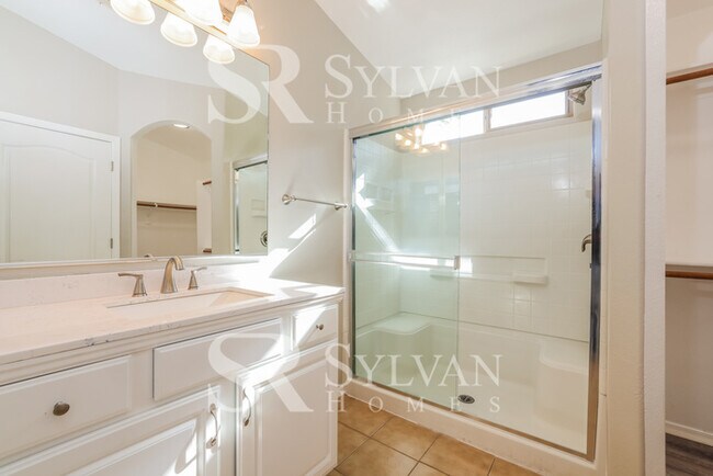 Building Photo - Welcome to this Stunning 3BR 2BA Home