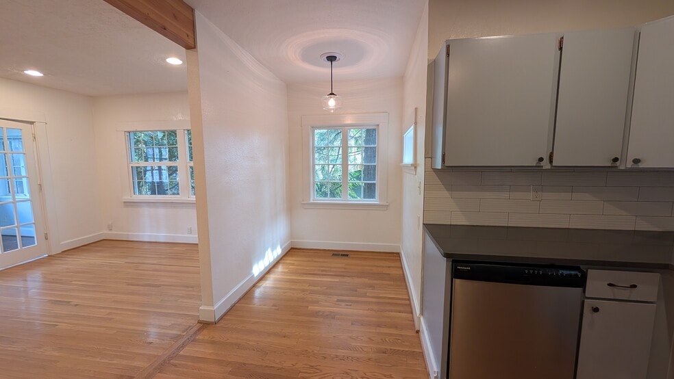 Building Photo - 3440 SW Falcon St