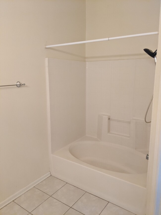 Full Tub/Shower - 8230 Dames Point Crossing Blvd N