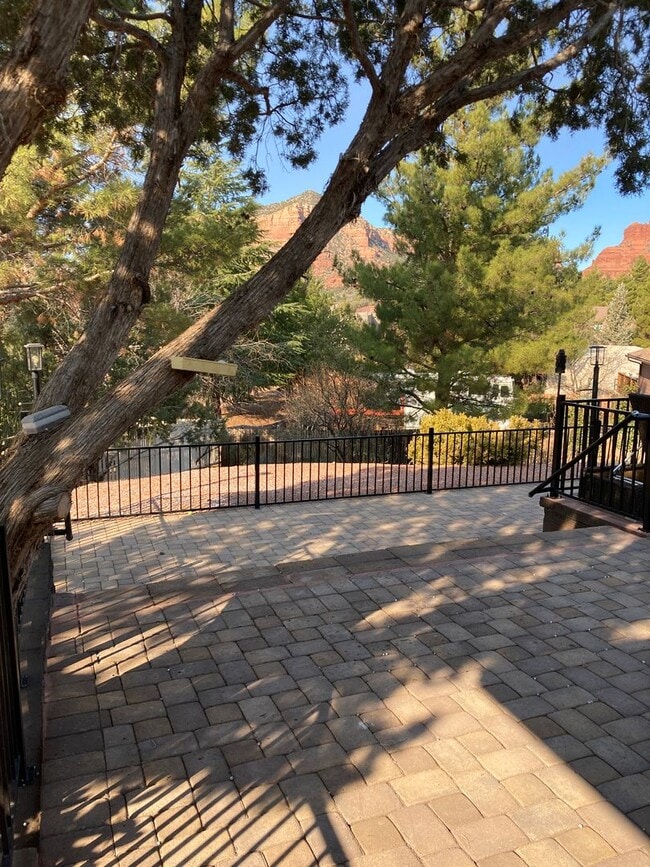 Building Photo - Gorgeous, modern, remodeled, furnished ren...