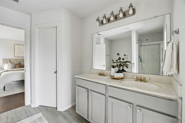 Building Photo - 320 S Mesa Verde Way
