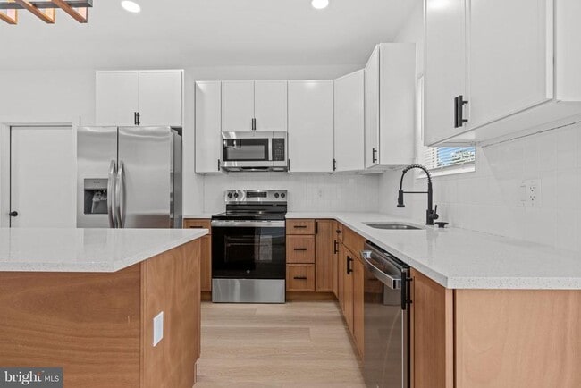 Building Photo - 265 Holly Dr