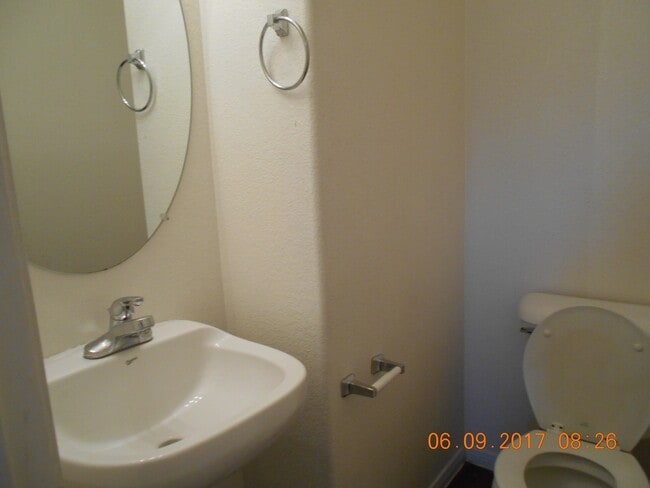 Building Photo - 3 Bedroom Single Family