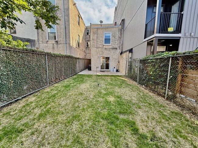 Building Photo - 1621 Christian St