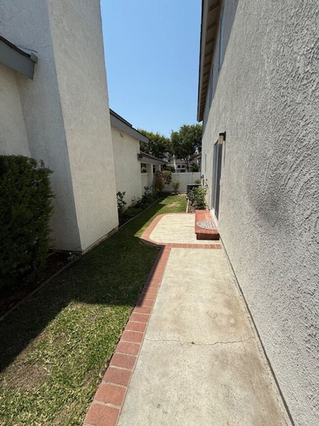 Building Photo - Updated 3 Bedroom Detached Home in Woodbri...