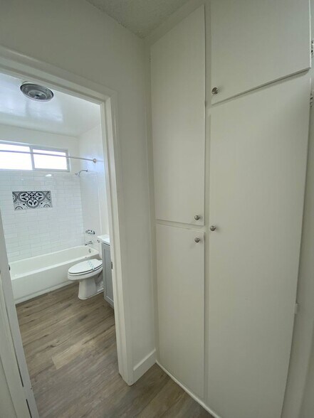 Building Photo - 5230 Vesper Ave