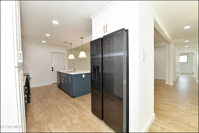 Building Photo - 3217 Wedgewood Dr