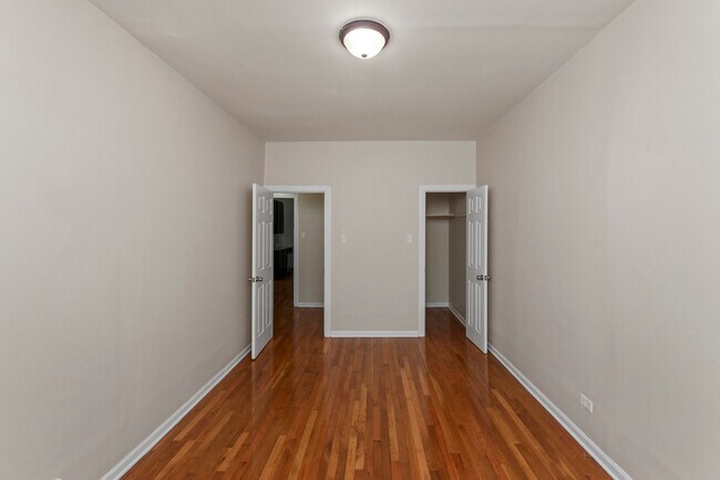 Building Photo - 3751 W Sunnyside Ave