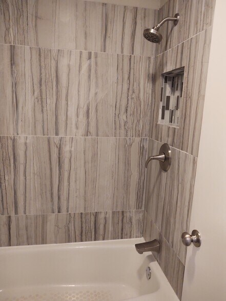 Primary Room Bath - 7126 NW 116th St