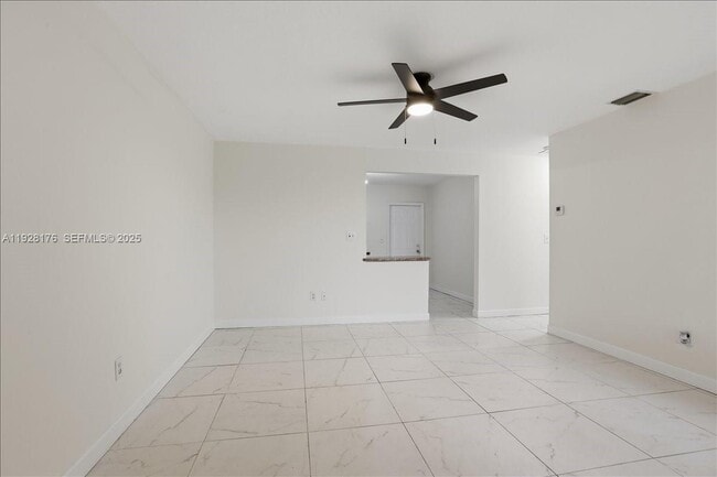 Building Photo - 6111 SW 39th Ct