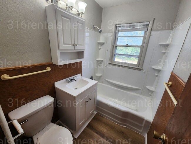 Building Photo - $995 - 3 bedroom / 1 bathroom - Single Fam...
