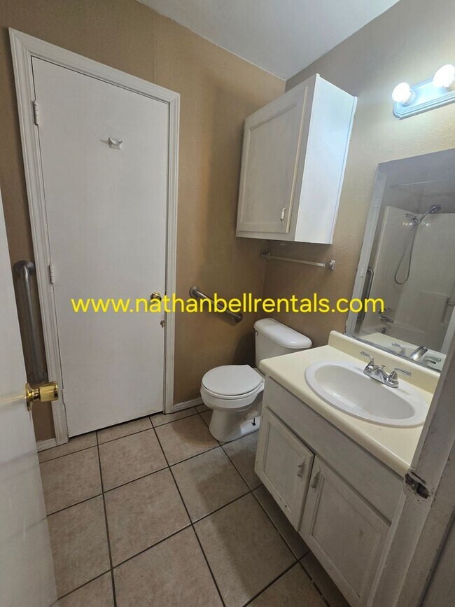 Building Photo - 3 bedroom/2 bath single family