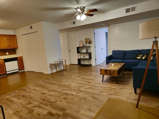 Building Photo - Gorgeous 4 bed 2 bath unit available soon!