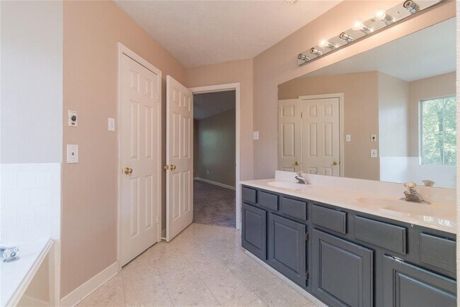 Building Photo - 5215 Heathervale Ct
