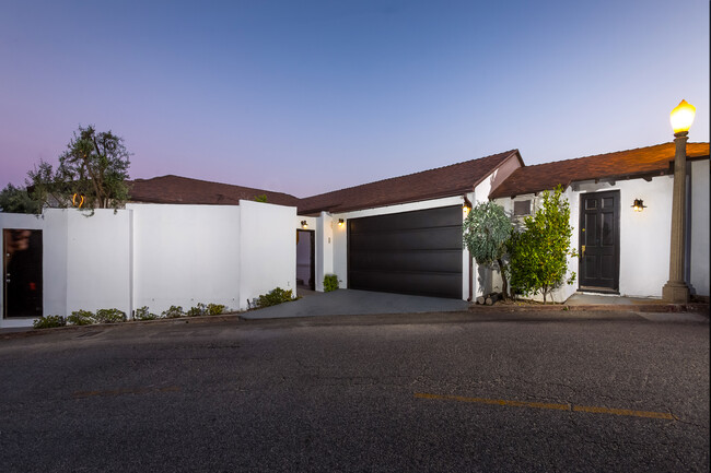 Building Photo - 1733 Sunset Plaza Dr