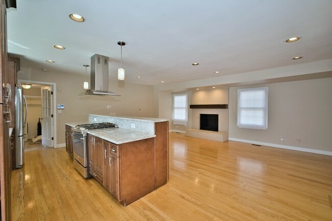Building Photo - 6700 N Monticello Ave