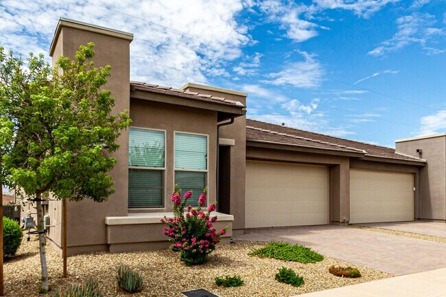 Building Photo - Luxury 2BR + Den Townhome in Amenity-Packed Community - Encanterra