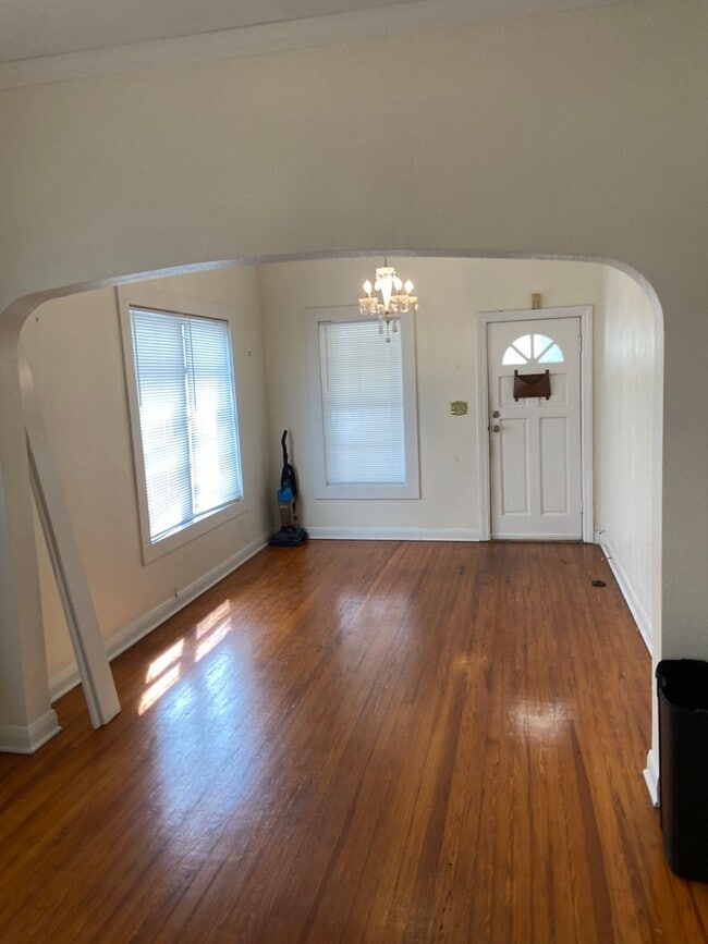 Building Photo - North Hyde Park Three Bedroom Bungalow in Plant High School District