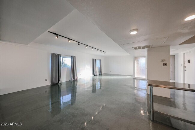 Building Photo - 353 E Thomas Rd