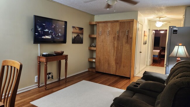 Building Photo - Fully-Furnished One Bedroom in Waikiki
