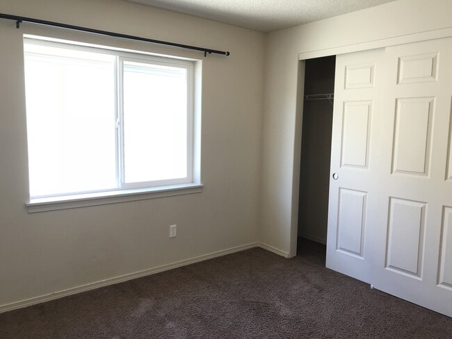 Building Photo - ONE MONTH FREE OF RENT!! Well Maintained, High Ceilings, Bonus Room, Great Location!