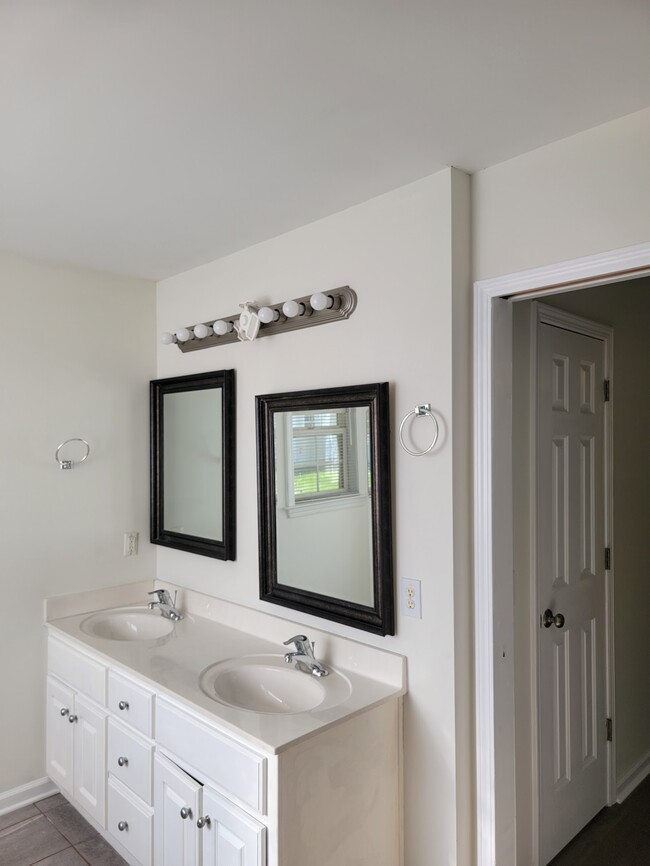 Building Photo - 200 Webfoot Dr