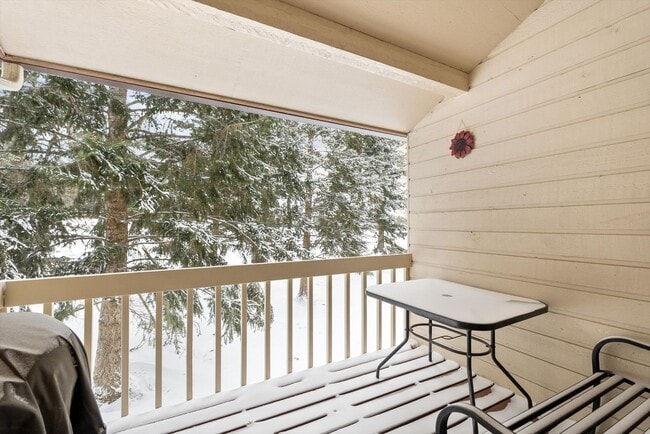 Building Photo - Charming Fully-Furnished Condo for Rent in...