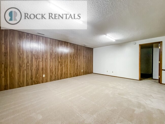 Building Photo - 2 Bed 2 Bath Duplex with Full Basement