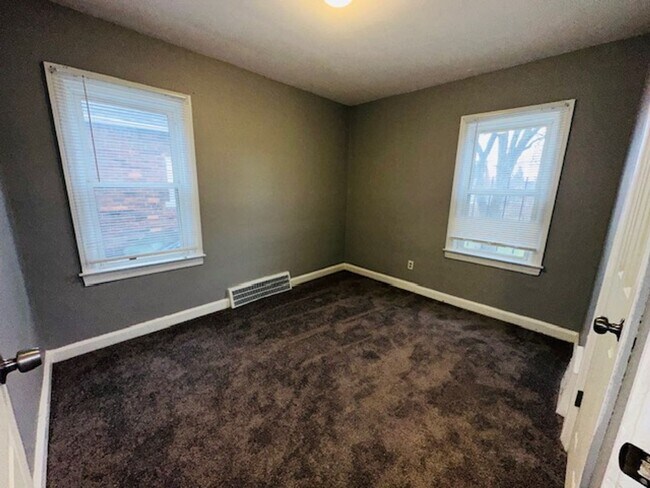 Building Photo - 3 Bedroom 1 Bath For Lease -Section 8 Ready