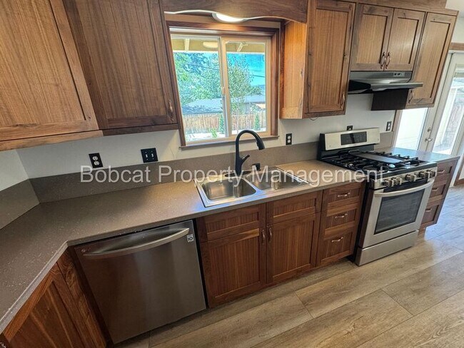 Building Photo - 700 Cottonwood Dr