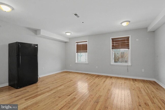 Building Photo - 1515 W Oxford St