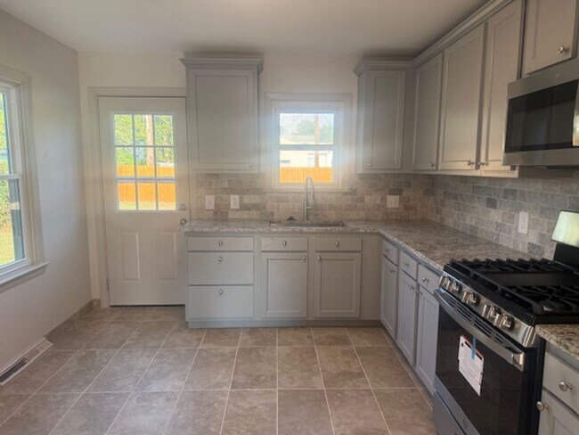Building Photo - Welcome home to this adorable 2-bedroom bu...