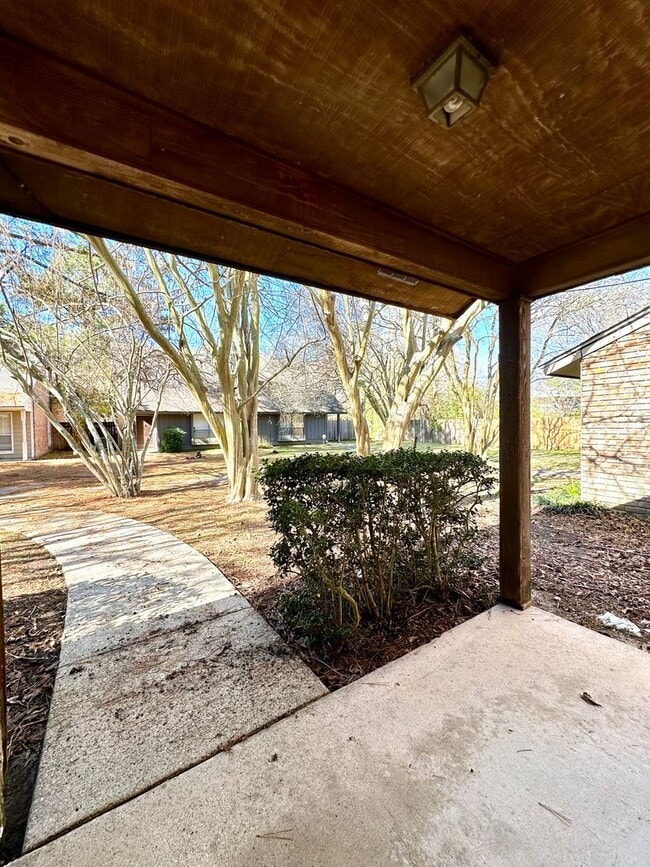 Building Photo - 2BR 2BA Townhome w/ Loft LSU AREA