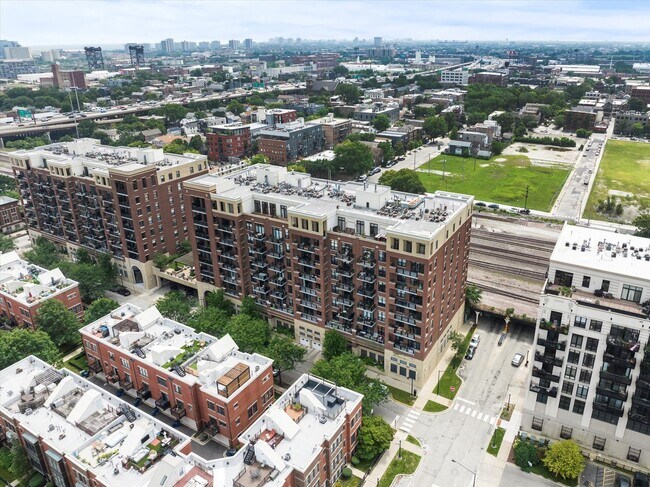 Building Photo - 833 W 15th Pl