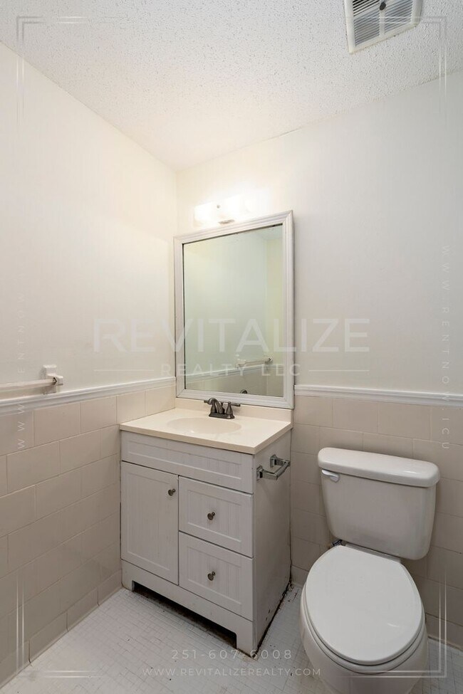 Building Photo - Brick 3BD 2BA with Large Private Yard!