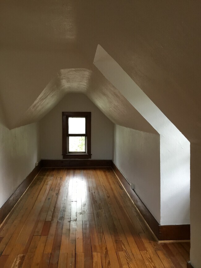 Building Photo - 831 S Cascade Ave