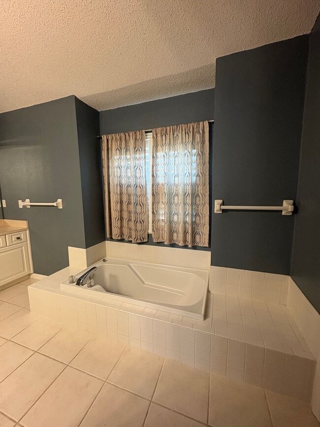 Building Photo - Beautiful 3Bed/2Bath with 2-Car Garage on a Cul-de-Sac