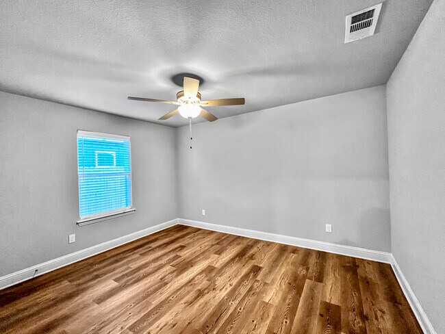 Building Photo - 3BR SFR w/ Open Plan in Sherman