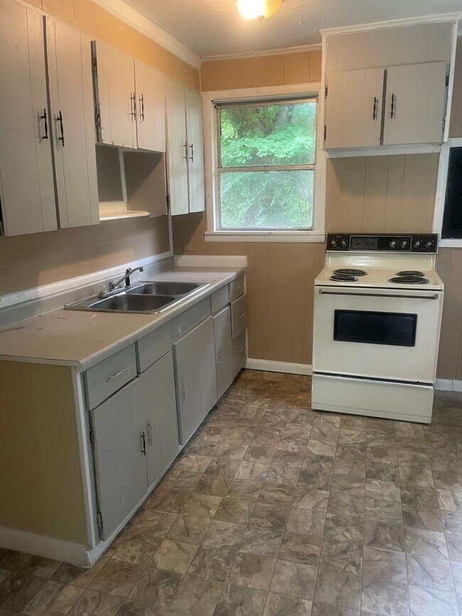 Building Photo - Oak Ridge 37830 - 2 bedroom, 1 bath Duplex - Contact Lisa Vineyard 865-216-9334