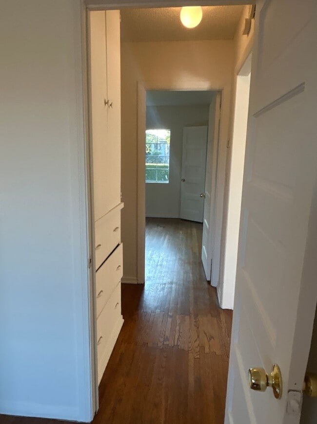 Building Photo - 608 N Orange Ave