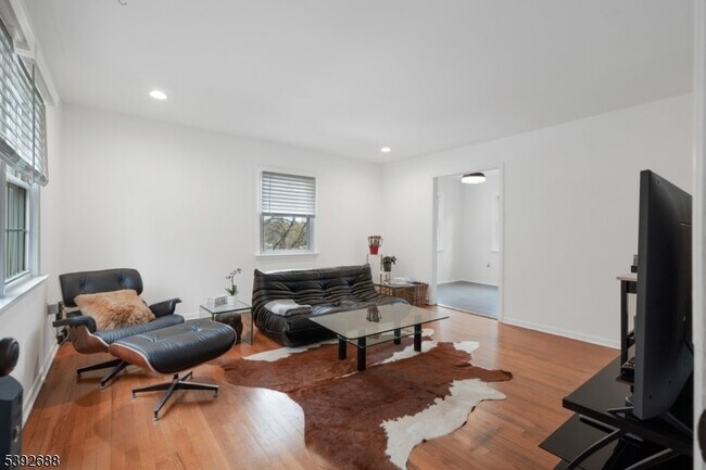 Building Photo - 76 Mt Kemble Ave