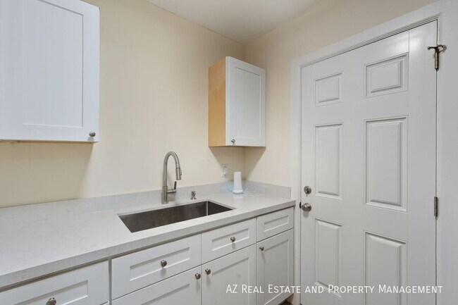 Building Photo - 1802 E Coronado Rd